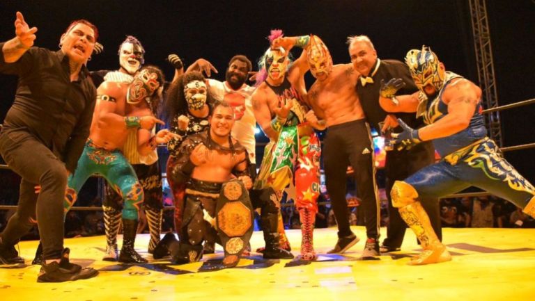 Hijo del Vikingo tras conquistar el Megacampeonato de Lucha Libre AAA