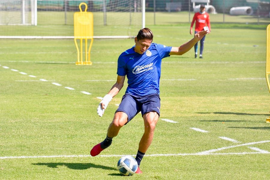 Jesús Godínez durante un entrenamiento con Chivas