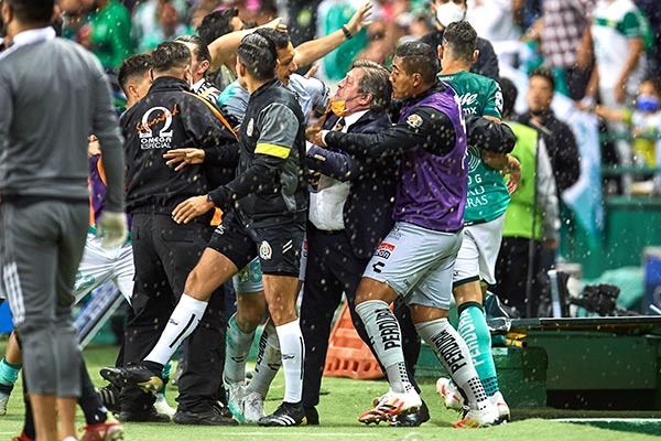 Herrera en el partido contra León 