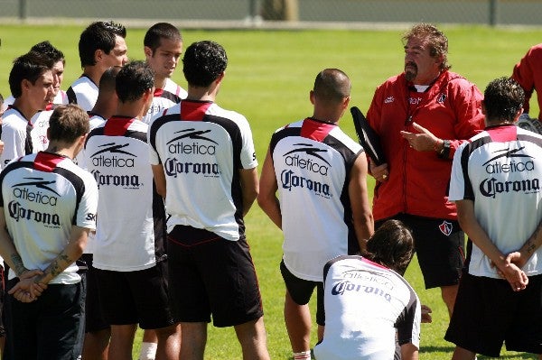 Ricardo La Volpe habla con sus jugadores del Atlas en 2009