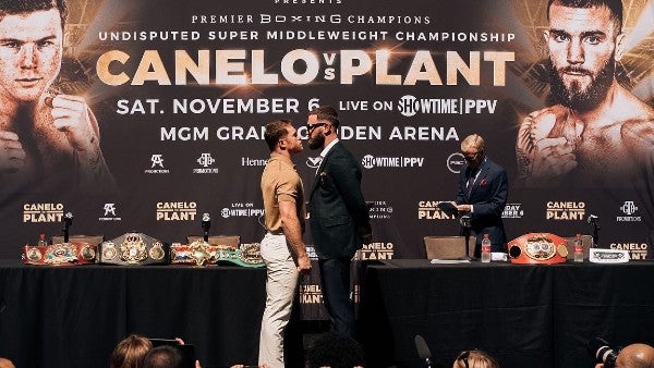 Canelo Álvarez frente a Caleb Plant durante el careo