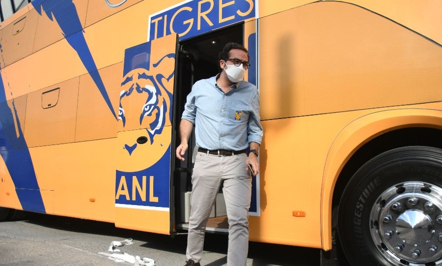 Mauricio Culebro descendiendo de camión de los Tigres