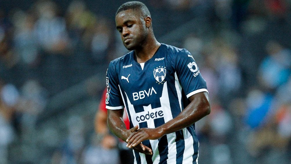 Joel Campbell jugando partido con Rayados en la Liga MX