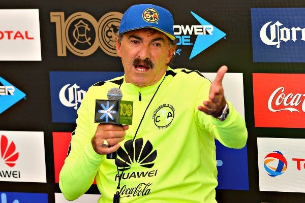 Ricardo La Volpe durante conferencia de prensa en 2016