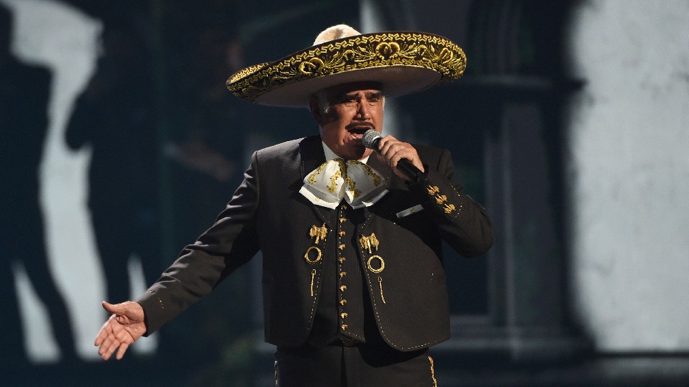Vicente Fernández dando concierto en México