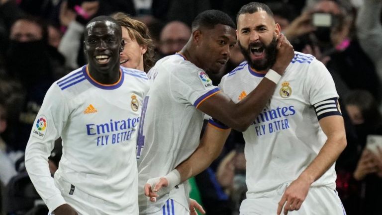 Karim Benzema festeja una anotación con el Real Madrid