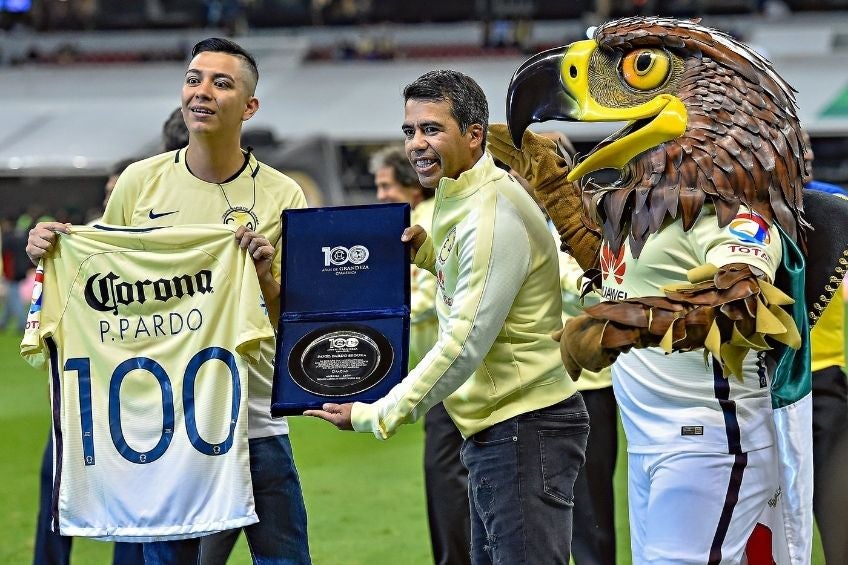 Pardo recibiendo un reconocimiento del América