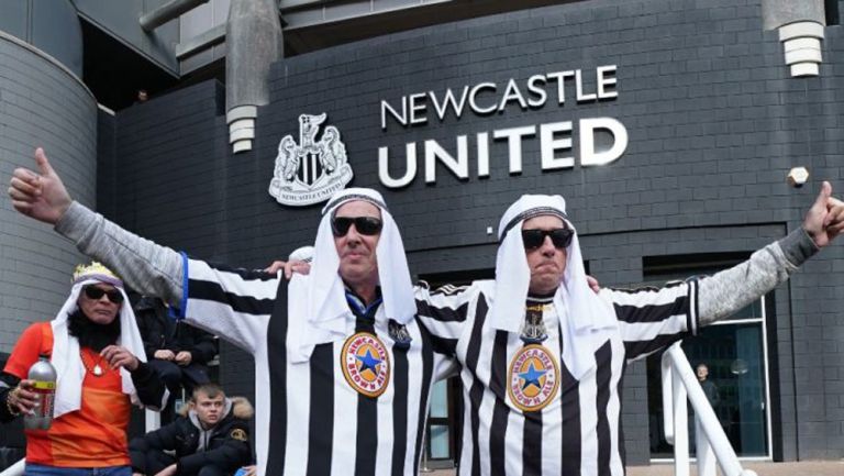 Afición del Newcastle posa con atuendos árabes
