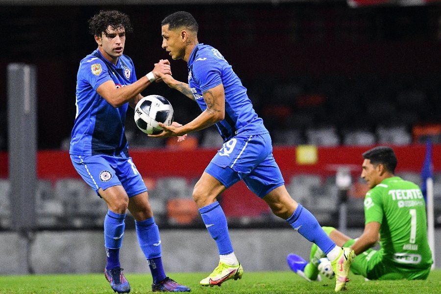 Yoshimar Yotún durante un partido con Cruz Azul