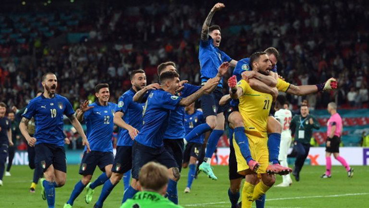 Jugadores de Italia tras conquistar la Euro