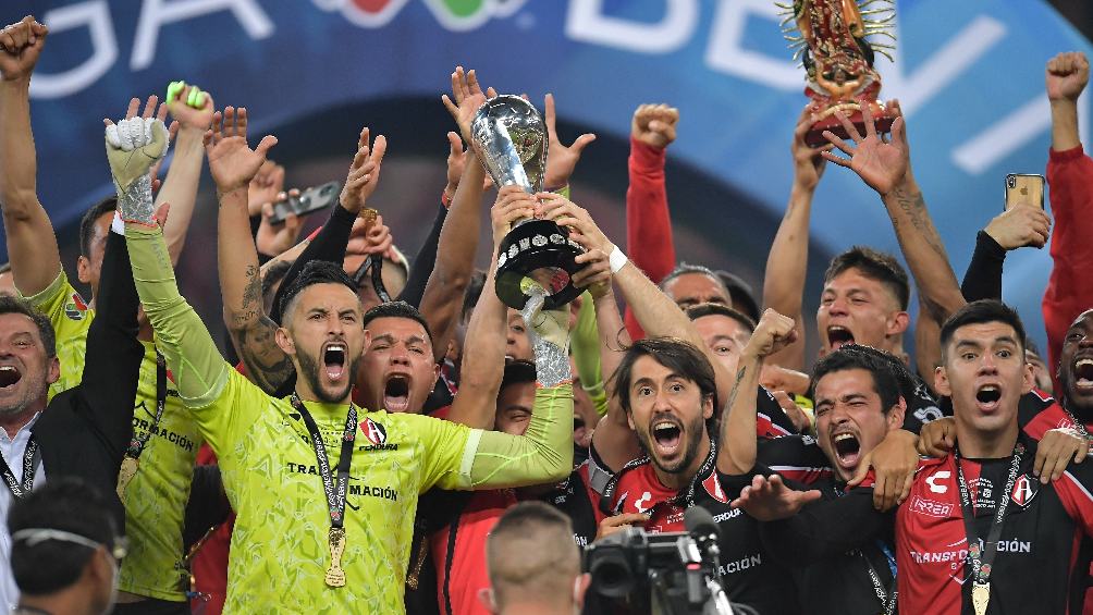 Atlas alzando el título del Torneo Apertura 2021 en la Liga MX