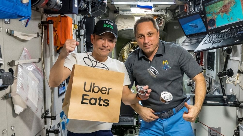 Una entrega de Uber Eats en el espacio exterior