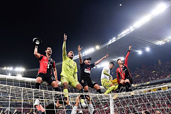 El portero festeja el título junto a sus compañeros de Atlas 