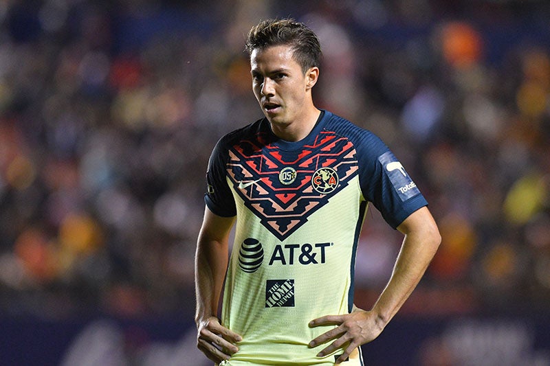 Sebastián Córdova durante un duelo con América 