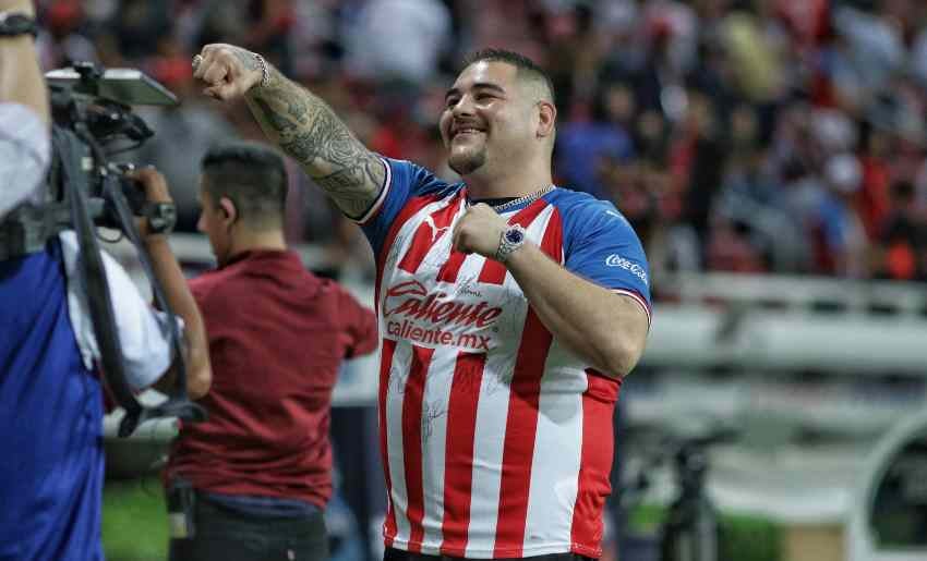 Ruiz alentando a las Chivas 