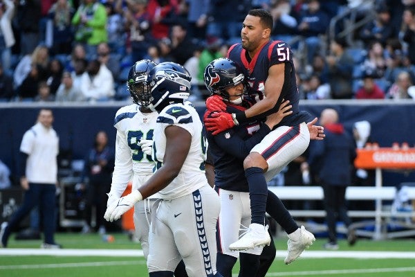 Jugadores de Texans celebran durante partido frente a Seahawks 