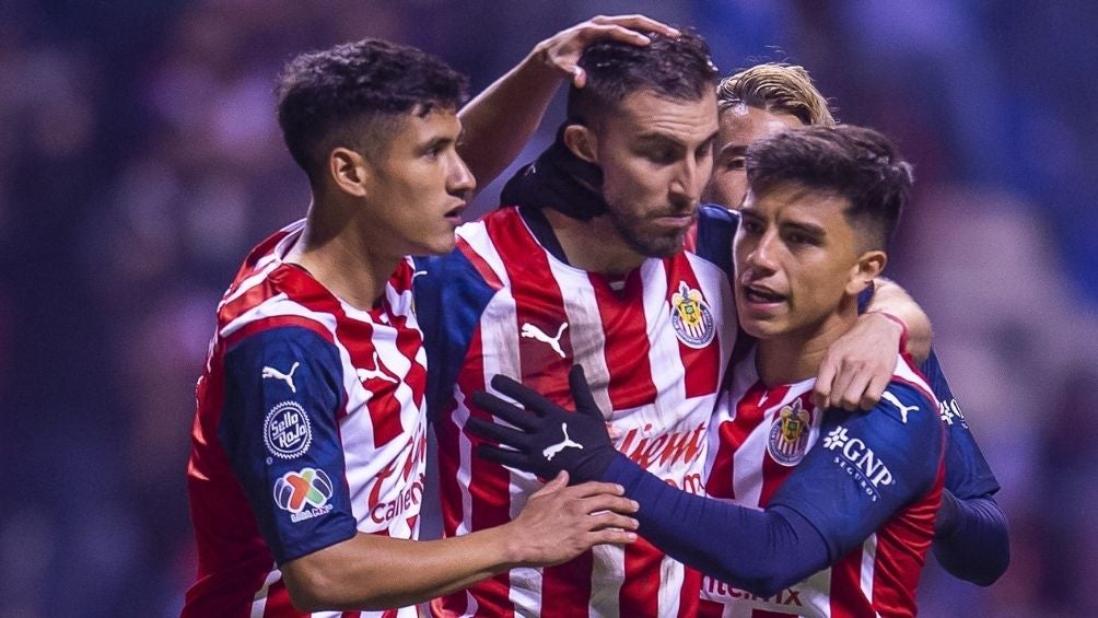 Mayorga y Antuna festejan un gol con Chivas