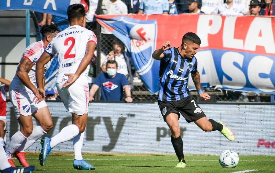 Martínez en juego con Liverpool