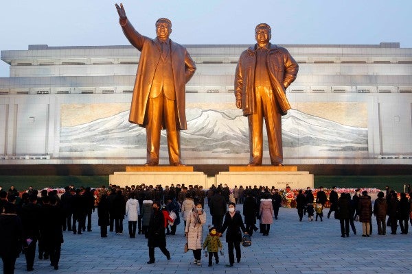 Ciudadanos norcoreanos visitan estatuas de sus fallecidos líderes 