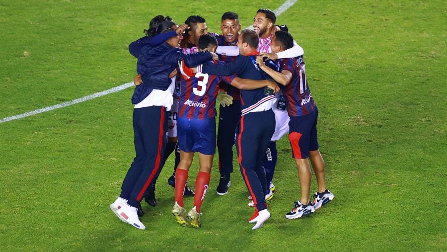 Jugadores de los Potros celebran el triunfo