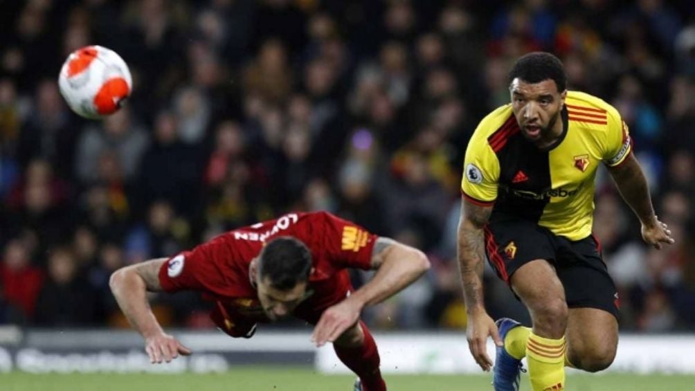 Deeney en un partido contra Liverpool