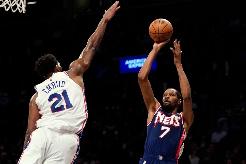 Kevin Durant anotando para los Nets | AP