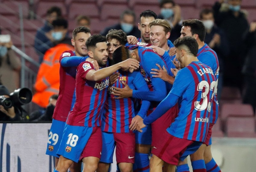 Jugadores del Barcelona festejando un gol sobre el Elche