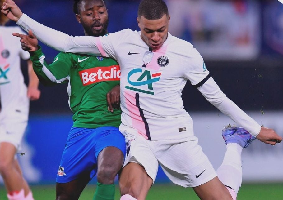 Kylian Mbappé durante un partido con el PSG