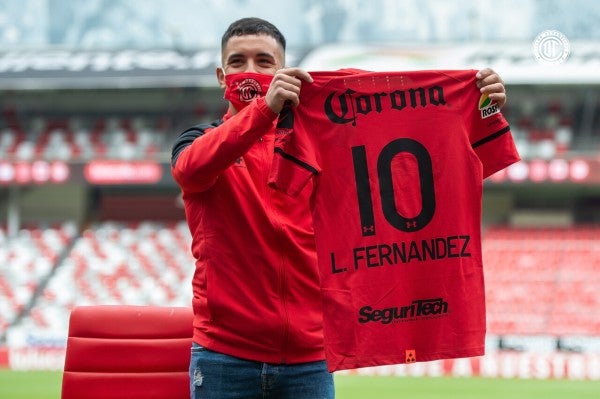 Leo Fernández presume el 10