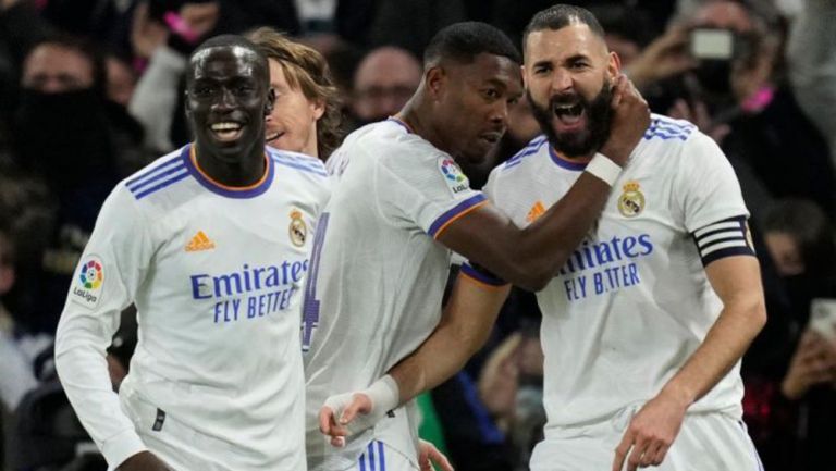 Karim Benzema festeja una anotación con el Real Madrid