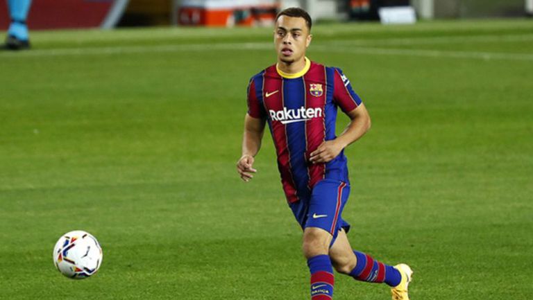 Sergiño Dest durante un duelo con el Barcelona