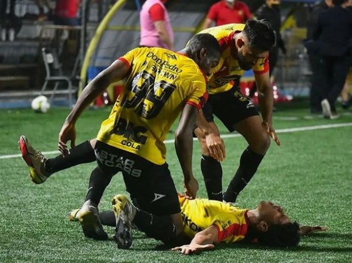 Jugadores del Herediano festejando un gol