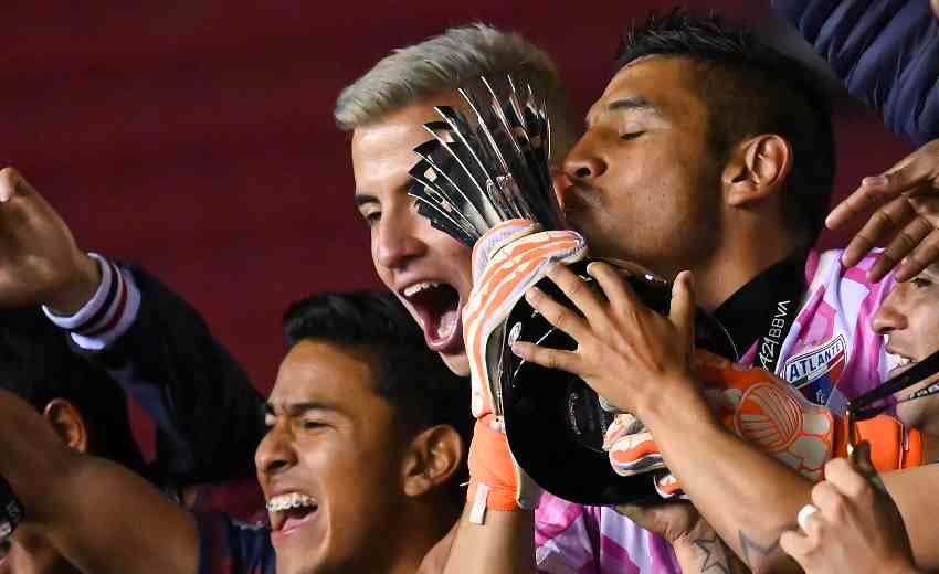 Gansito recibiendo el trofeo de Campeón 