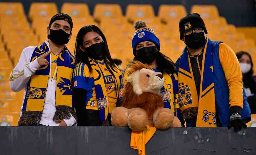 La afición llevó peluches 