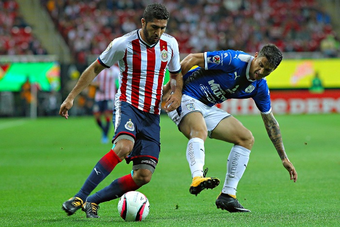 Pereira disputa el esférico con Paolo Yrizar