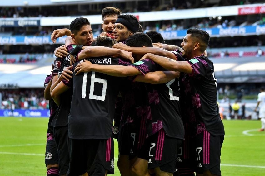 El equipo mexicano festejando un gol en el Estadio Azteca