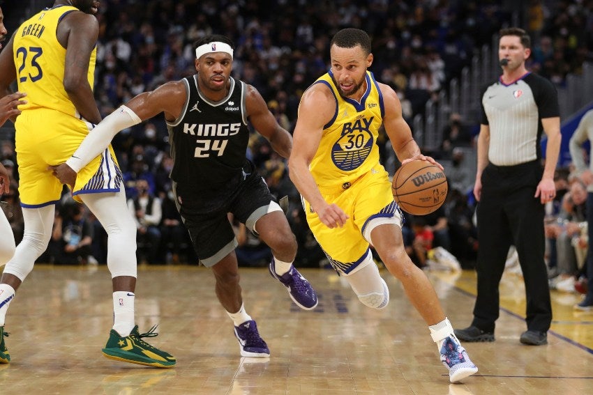 Curry en el juego entre Warriors y Sacramento