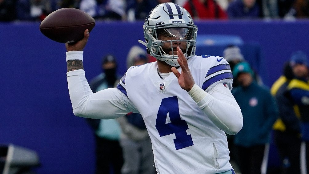 Dak Prescott jugando con Dallas Cowboys ante New York Giants 