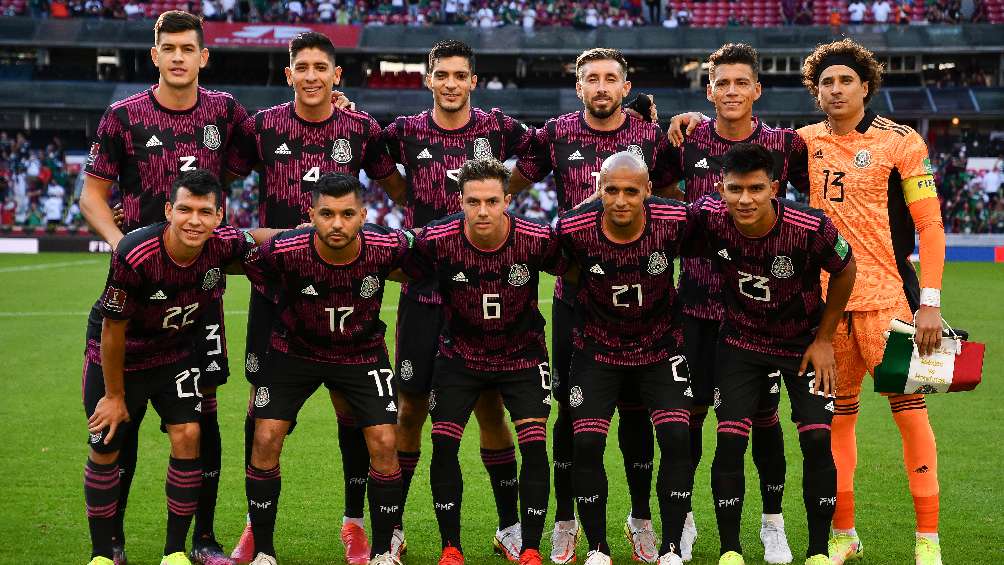 Selección Mexicana durante partido en el Estadio Azteca