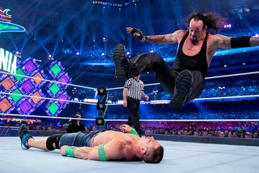 Undertaker aplicando un movimiento a John Cena