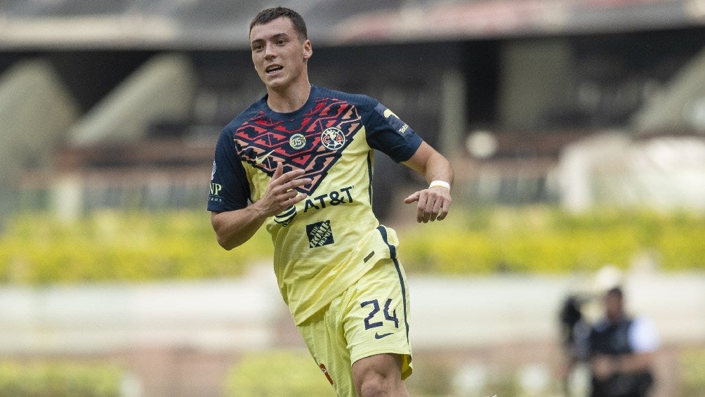 Federico Viñas jugando partido con América en la Liga MX