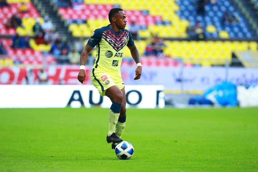 Renato Ibarra en un partido del América