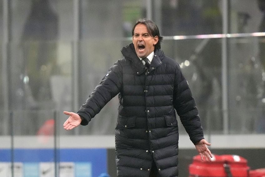 Simone Inzaghi dando instrucciones durante el partido