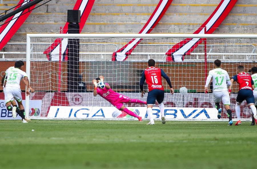 El arquero ataja en juego ante Juárez FC