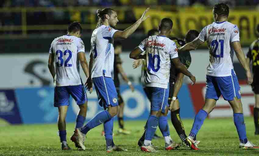 Cruz Azul festejando la victoria ante Venados 