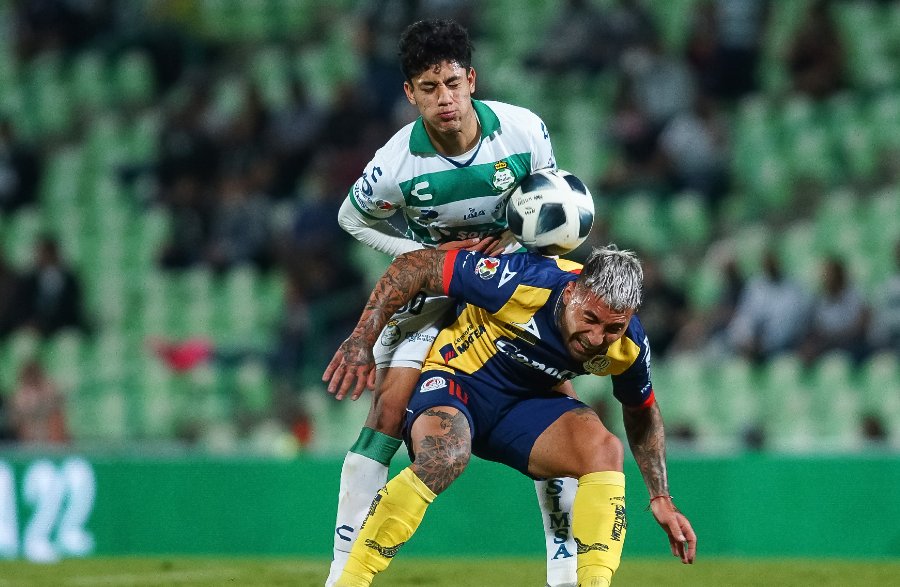 El futbolista de Santos en juego ante San Luis