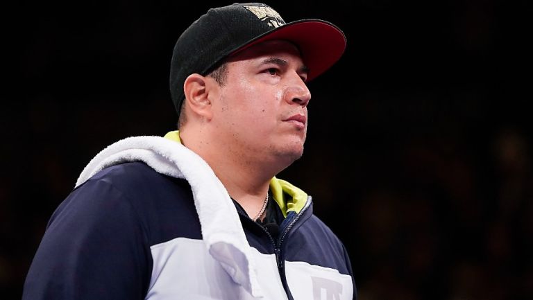 Eddy Reynoso durante función de boxeo del 'Canelo'