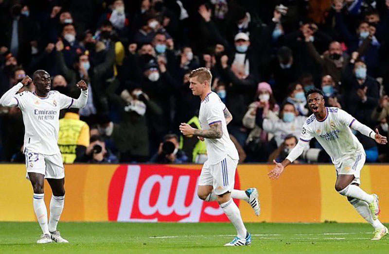 Kroos durante un duelo con el Real Madrid 