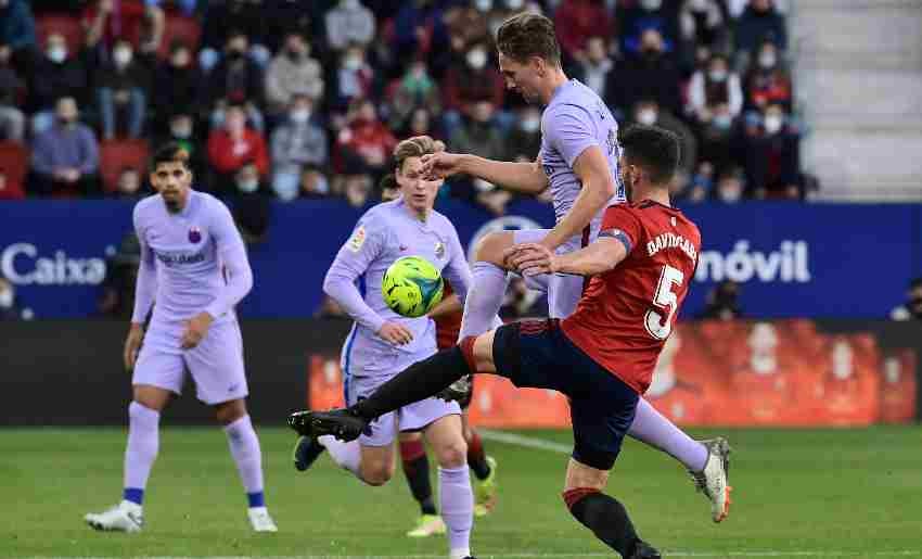 Luuk de Jong jugando con el Barcelona 