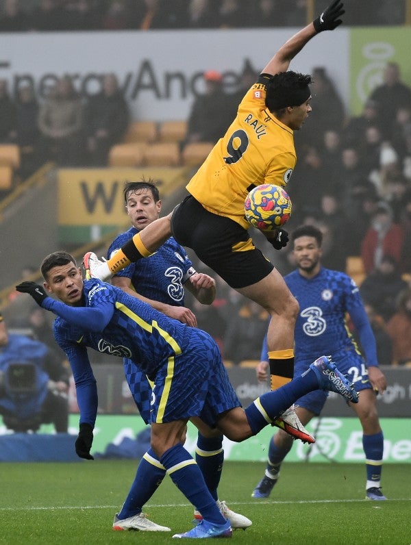 Raúl Jiménez en acción con los Wolves